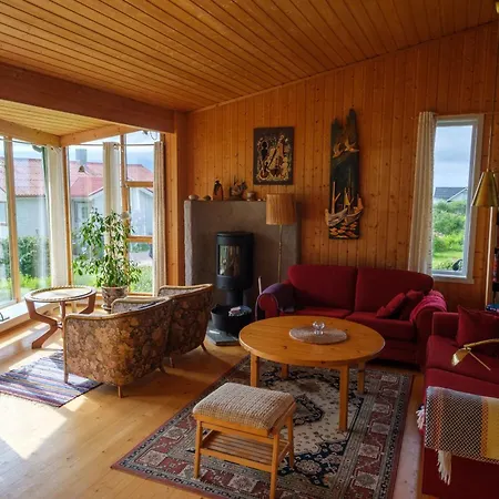 Nordbo - unik plass med utsikt over Rambergstranda *