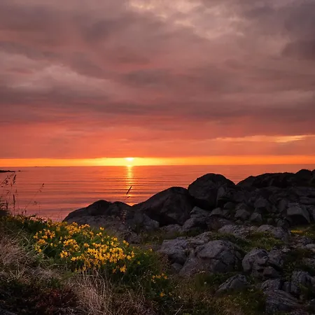 Semesterbostad Nordbo - Unik Plass Med Utsikt Over Rambergstranda Ramberg